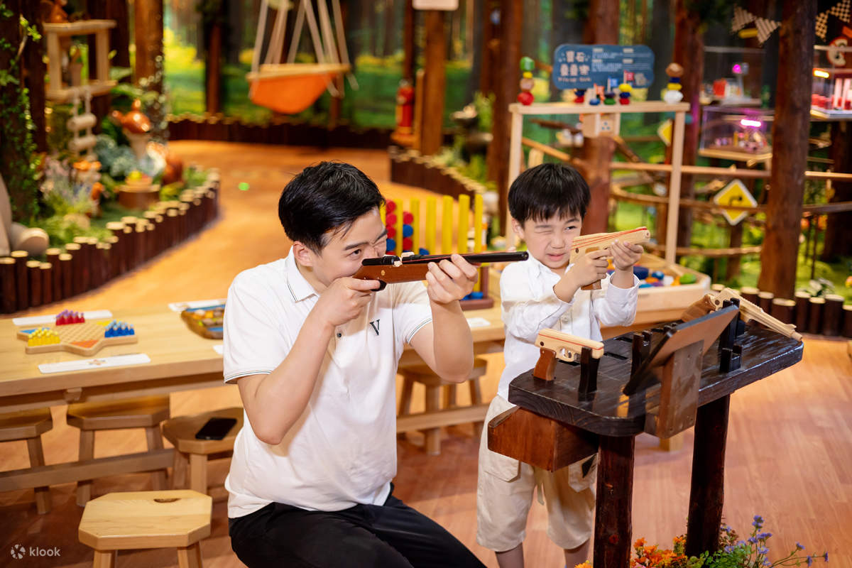 Stand de tir à l'arme en bois - Les aliens envahissent ! En tant que tireur d'élite, vous devez les abattre un par un. Ils gémiront quand vous les ferez tomber !